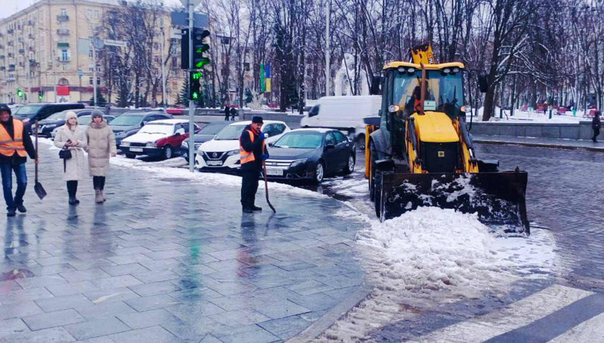 Харківські комунальники наводять лад на дорогах міста