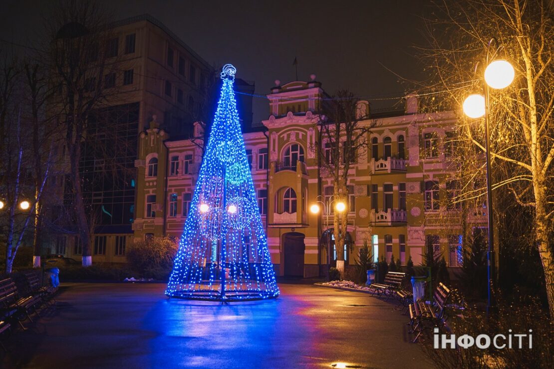 Фото Харків 2024: Новорічні ялинки у різних районах міта