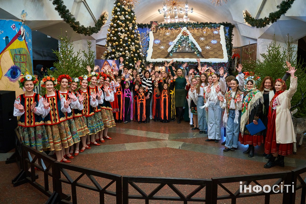 У Харківському метро проходять новорічні концерти - фото