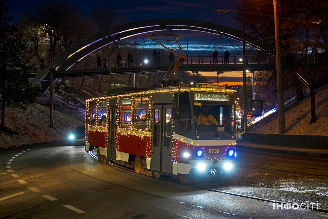 У Харкові з'явилася ще одна світлова інсталяція (фоторепортаж)