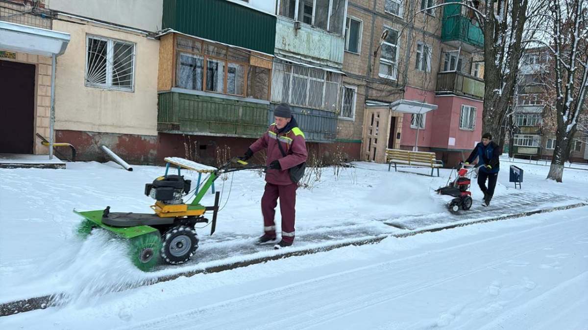 Комунальники прибирають сніг у Харкові