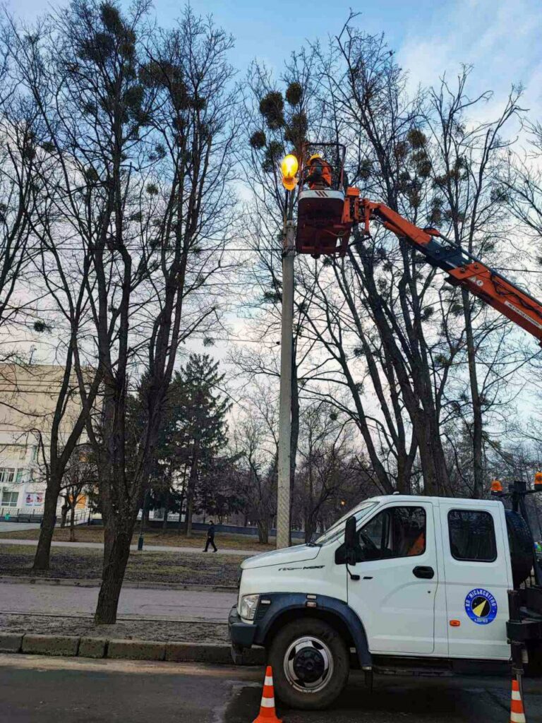 Протягом тижня у Харкові відремонтували понад 200 світильників (фото)