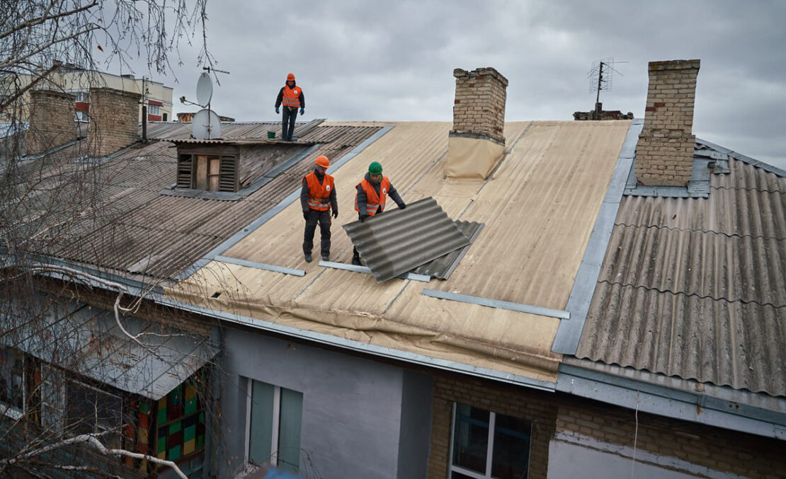 В житлових будинках Харкова відновлюють покрівлі 