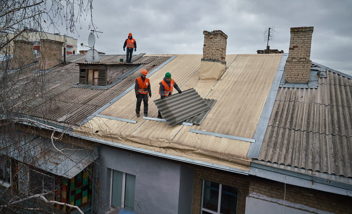 В житлових будинках Харкова відновлюють покрівлі