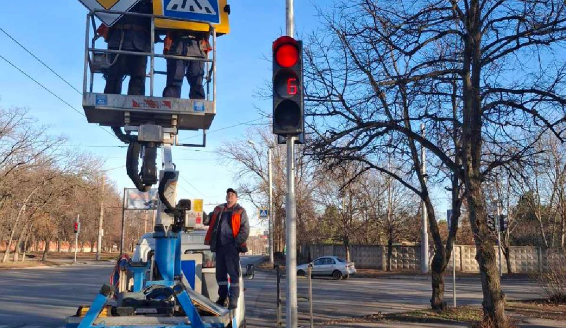 Комунальники лагодять світлофори та дорожні знаки