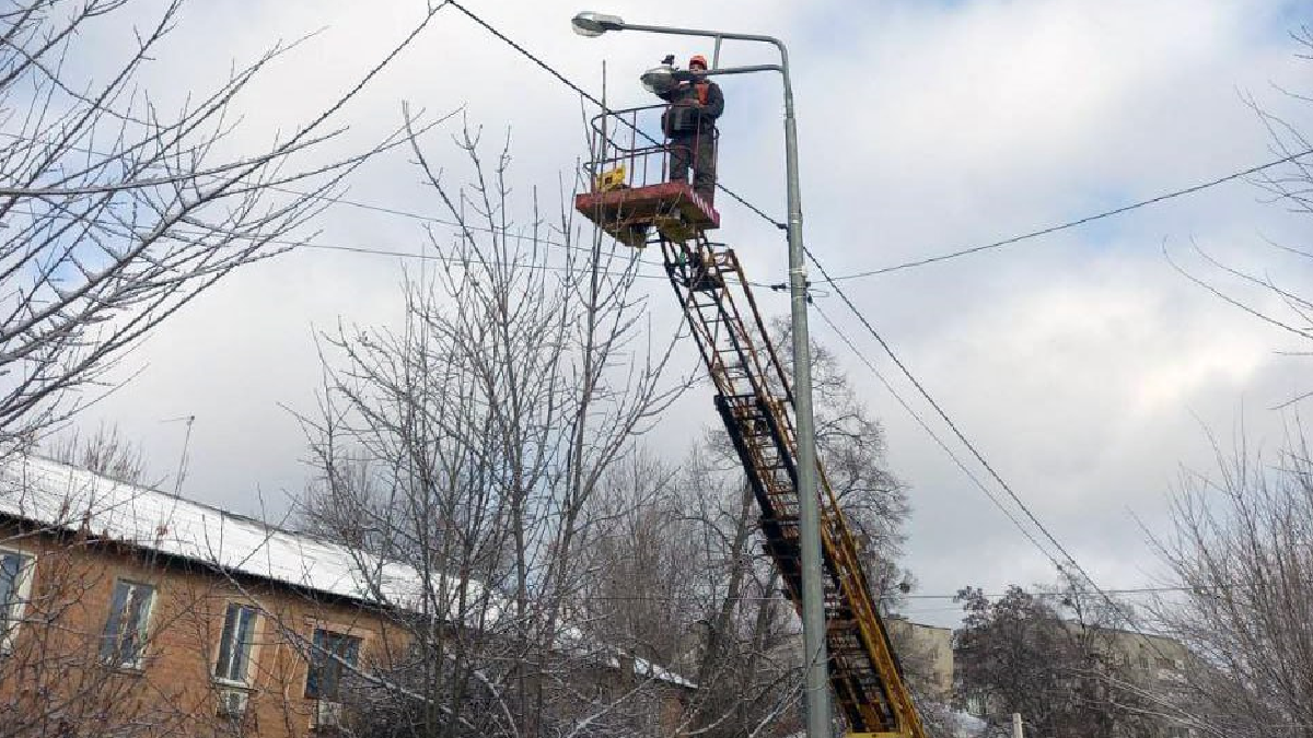 Комунальники лагодять у Харкові вуличні мережі освітлення