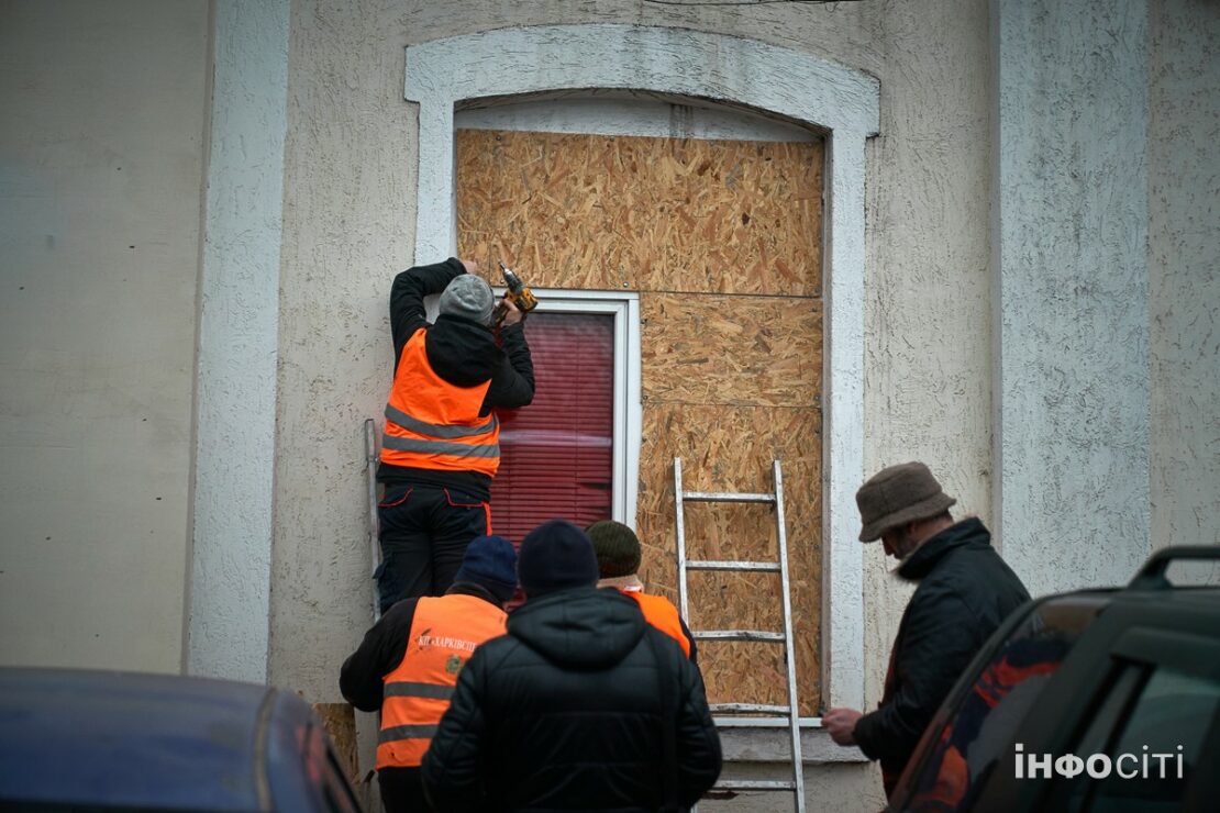 У Харкові усувають наслідки ворожої атаки (фоторепортаж)