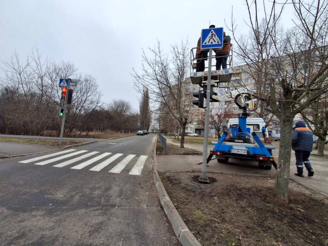 Комунальники Харкова активно ремонтують світлофори та дорожні знаки (фото)