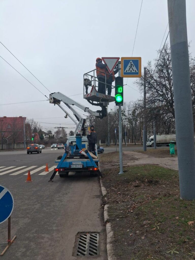 Комунальники лагодять світлофори та дорожні знаки