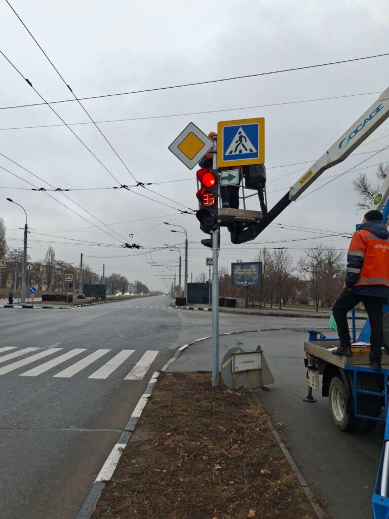 Комунальники лагодять світлофори та дорожні знаки