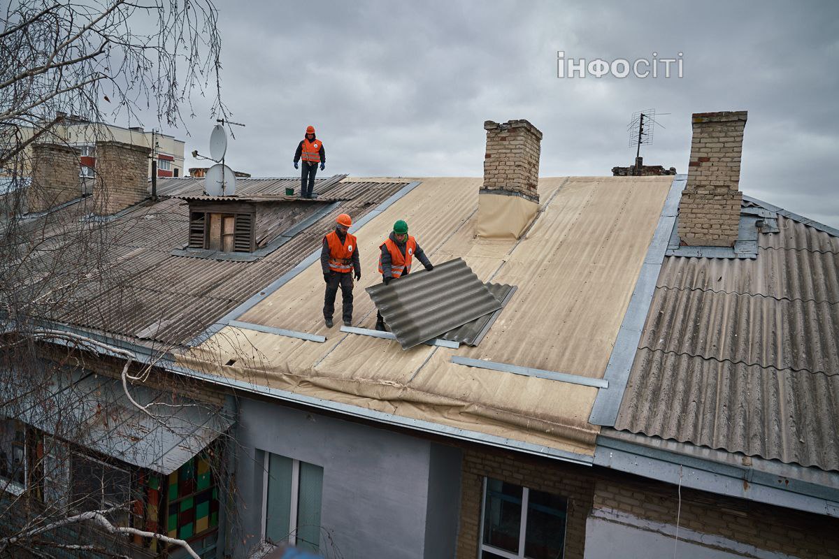 У Харкові триває оновлення дахів багатоповерхівок (фото)