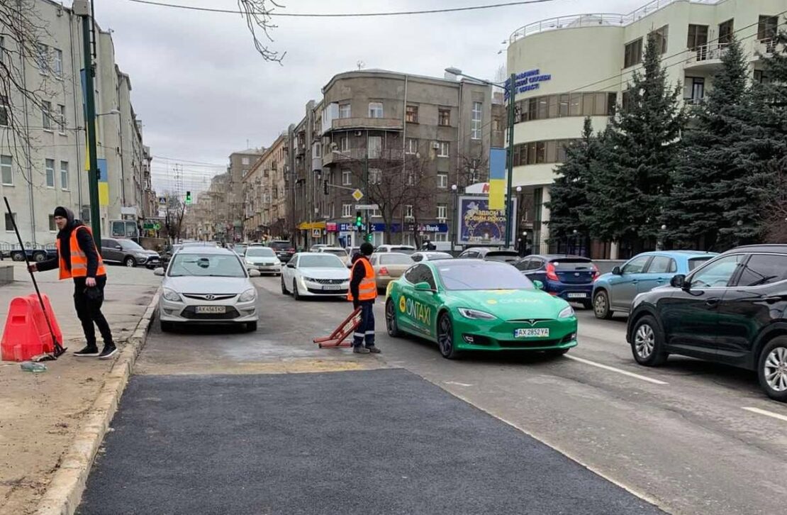 Харківські комунальники поремонтували дороги після аварійних робіт (фото)