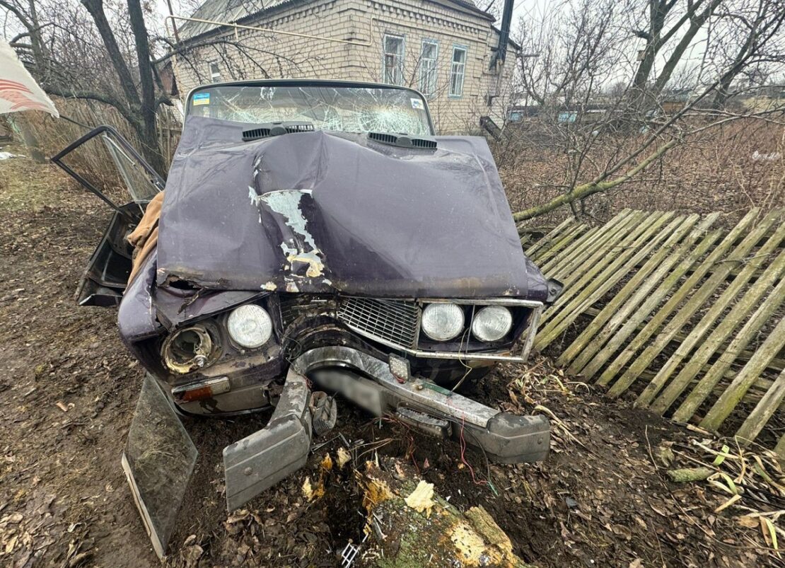 На Харківщині водій протаранив дерево та втік з місця ДТП 