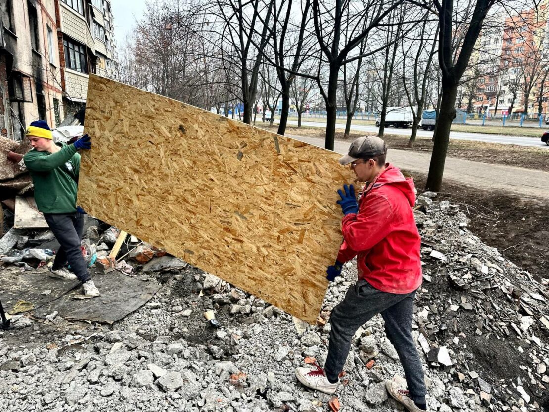 Відновлення будинку на вулиці Соборності України в Харкові триває