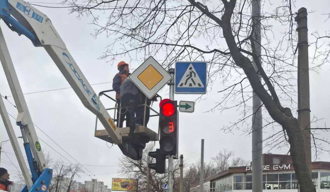 За тиждень у Харкові встановили понад 60 дорожніх знаків 