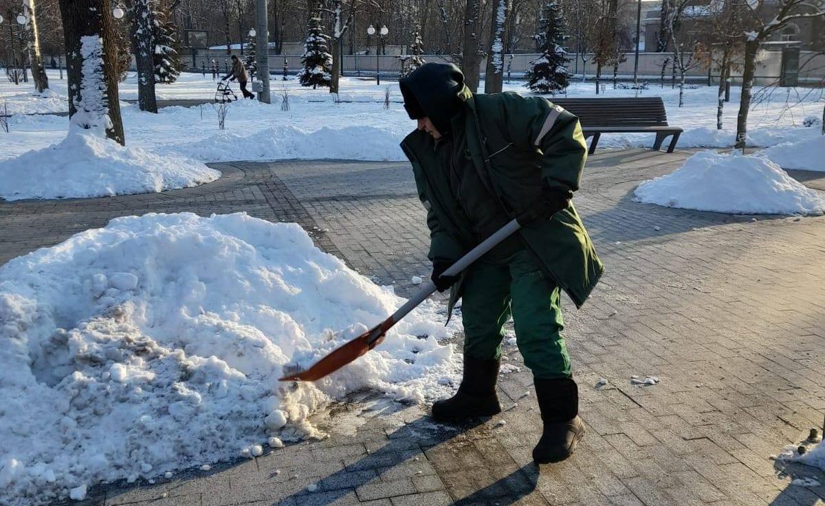 У Харкові понад 240 комунальників прибирали сніг