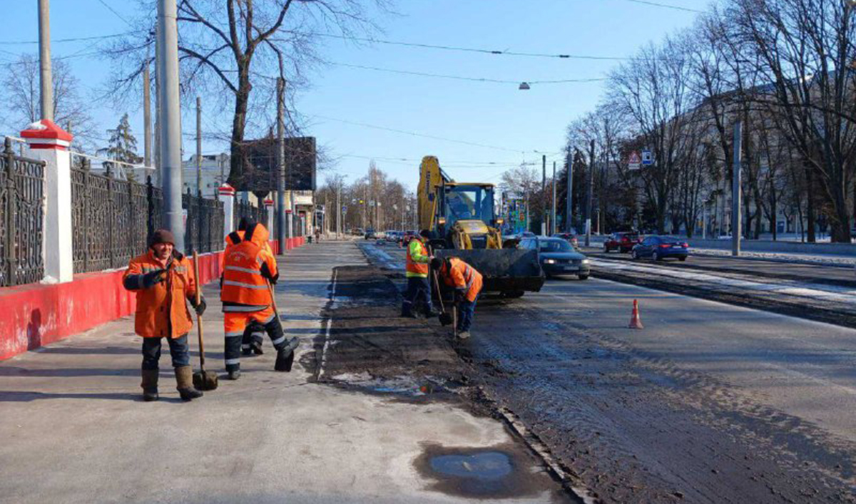 Харківські комунальники наводять лад на дорогах