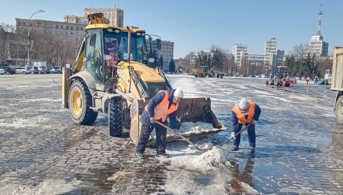 На дорогах Харкова комунальники наводять лад