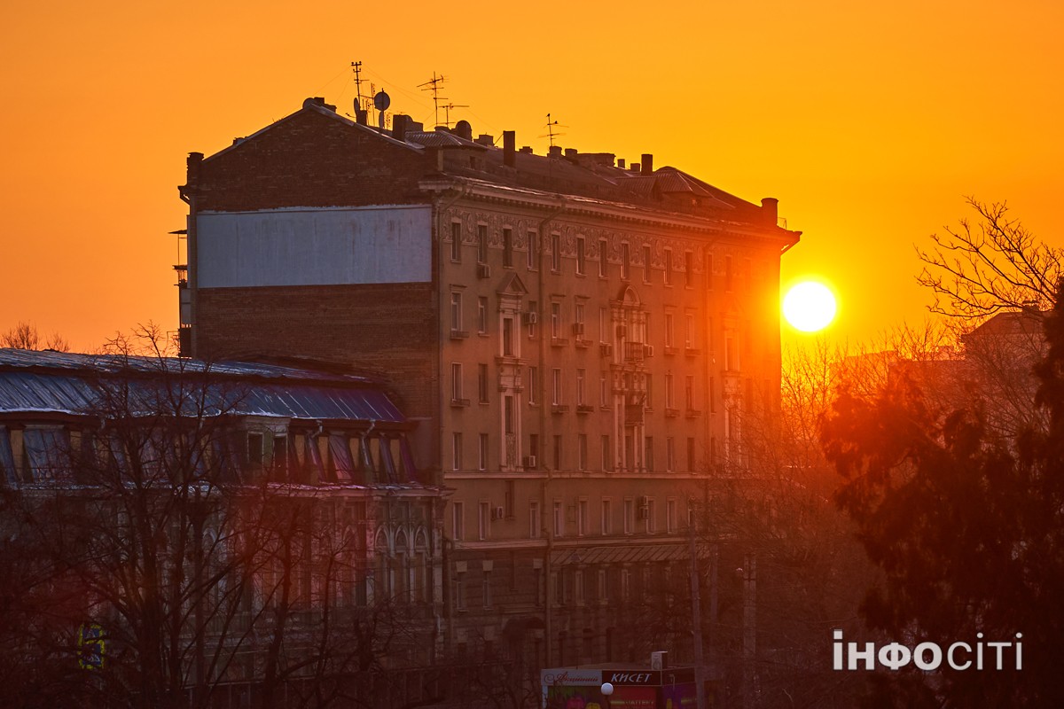 Фото Харків 2025: Захід сонця в середині лютого