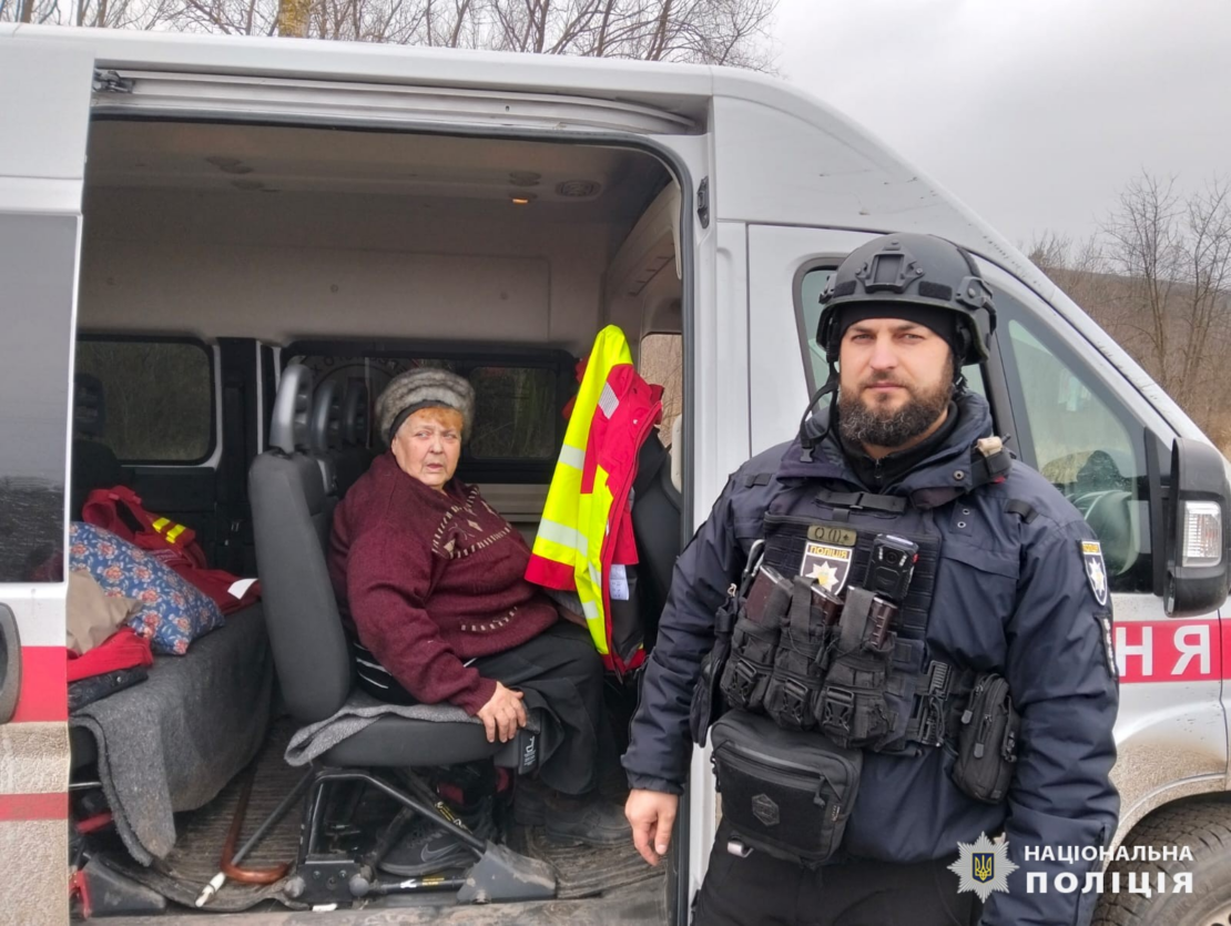 Поліцейські продовжують евакуацію цивільних із небезпечних районів Куп'янщини