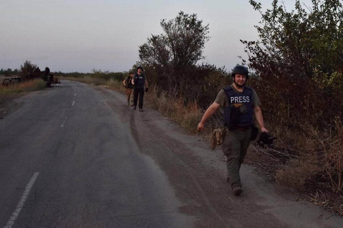 Журналісти потрапили під російський обстріл під Вовчанськом