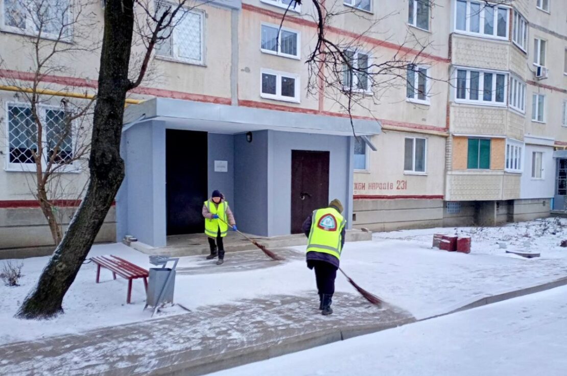 Комунальники прибирають сніг у дворах і на тротуарах (фото)