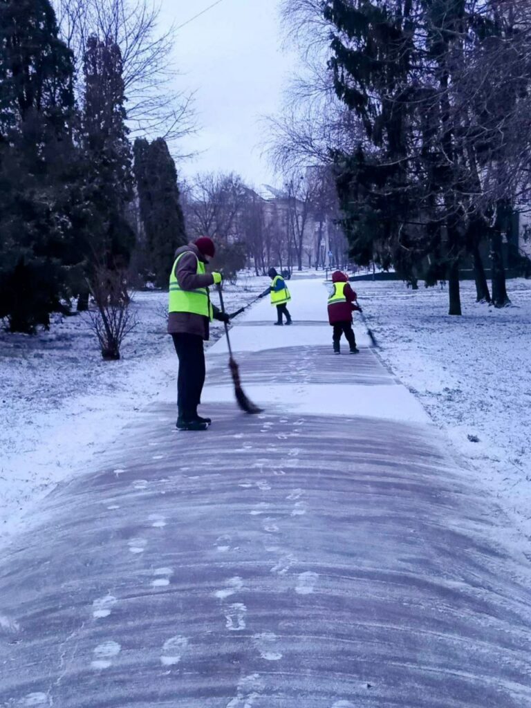 Комунальники прибирають сніг у дворах і на тротуарах (фото)