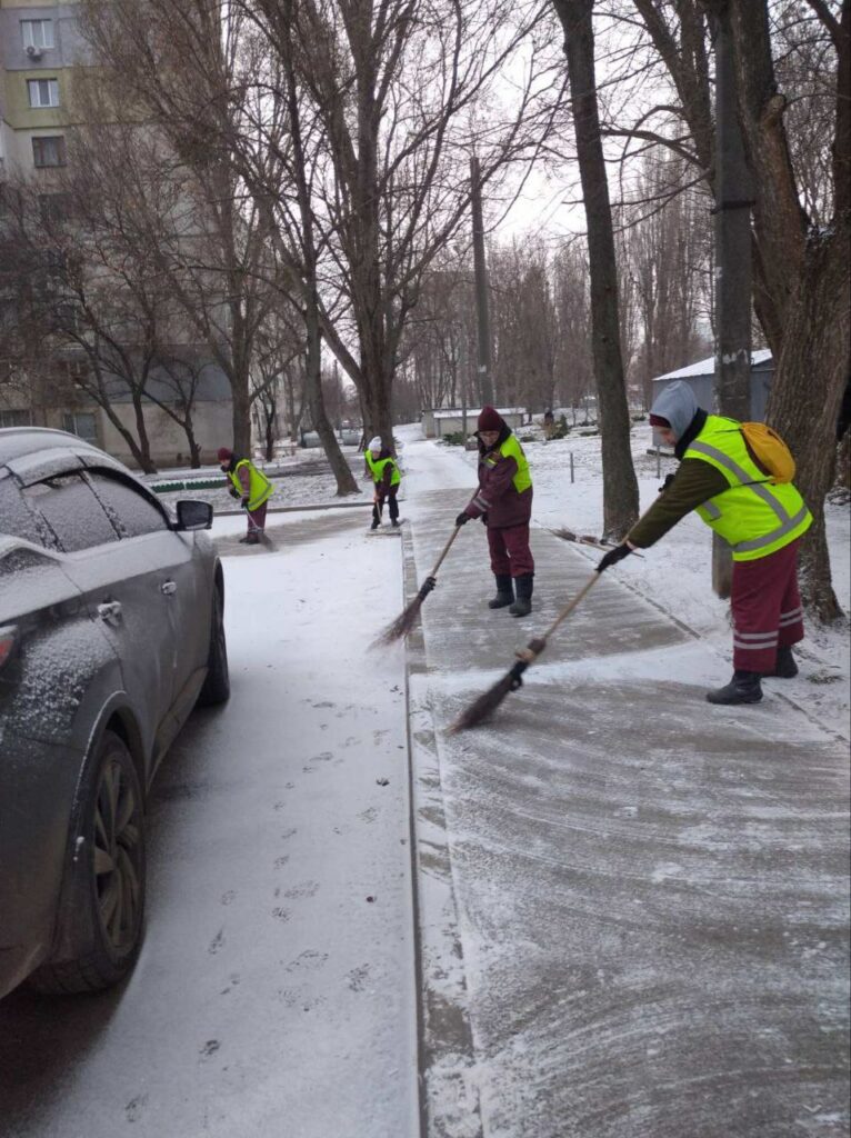 Комунальники прибирають сніг у дворах і на тротуарах (фото)