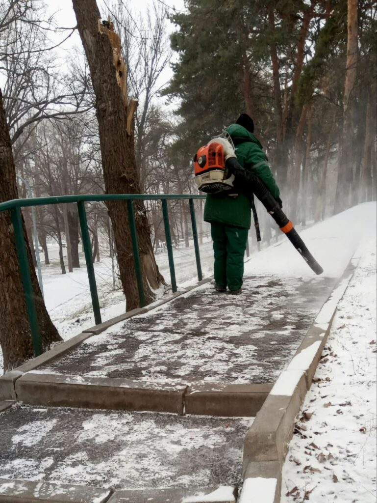 Комунальники прибирають сніг у дворах і на тротуарах (фото)