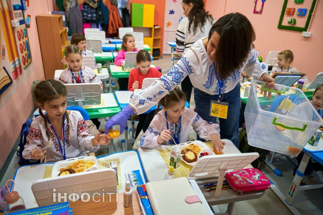 Що в меню: чим годують дітей у підземній школі Новобаварського району (фото)