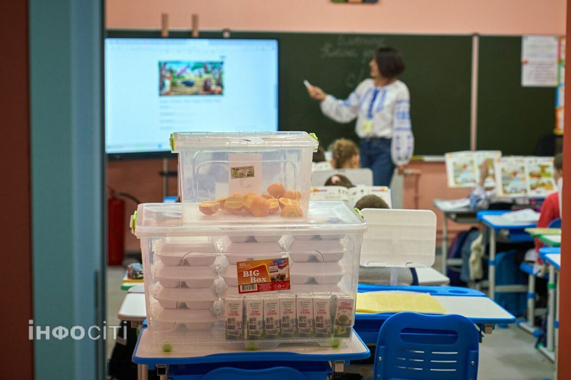 Що в меню: чим годують дітей у підземній школі Новобаварського району (фото)