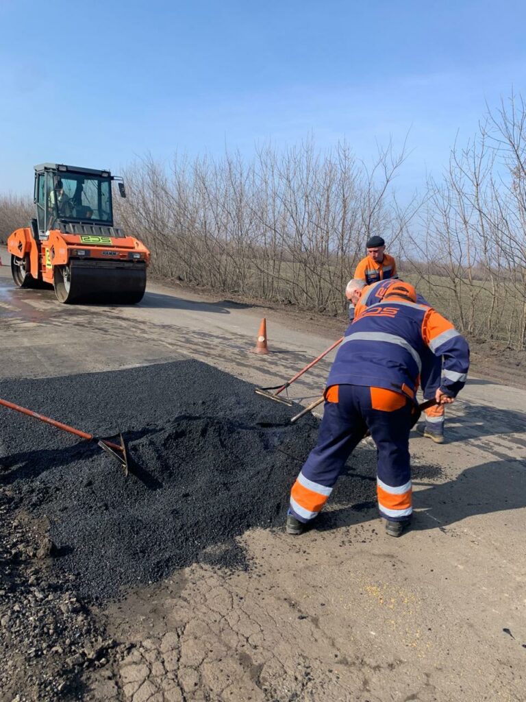 На дорогах Харківщини продовжують ліквідувати аварійну ямковість (фото)