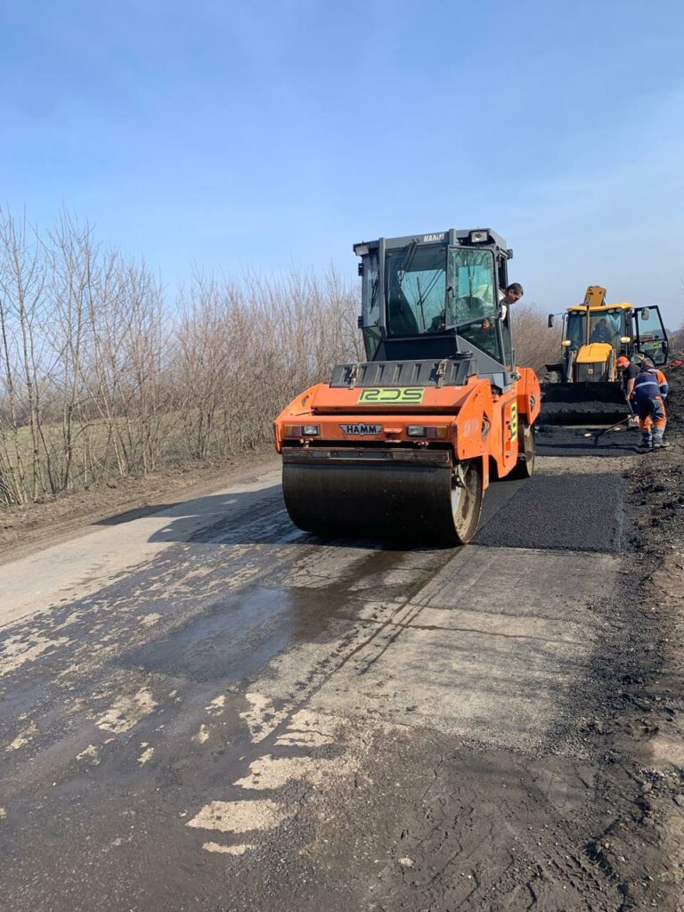 На дорогах Харківщини продовжують ліквідувати аварійну ямковість (фото)