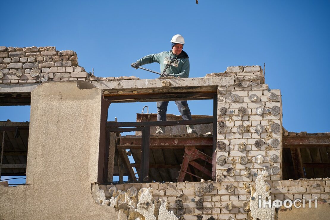 На Північній Салтівці відновлюють пошкоджений обстрілами будинок (фото)