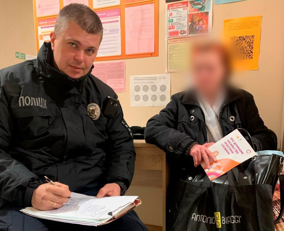 Поліцейські Харкова захистили жінку від п'яного сина