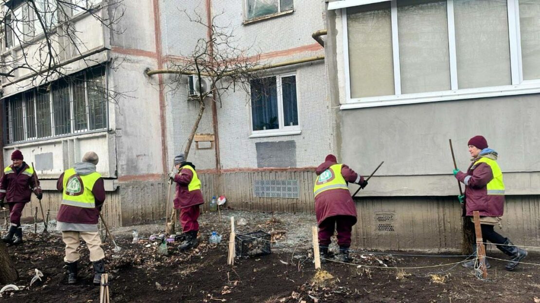 Комунальники усувають наслідки нічної атаки БпЛА