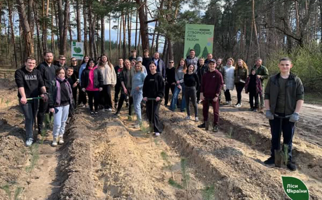 На Харківщині лісники та студенти висадили новий ліс