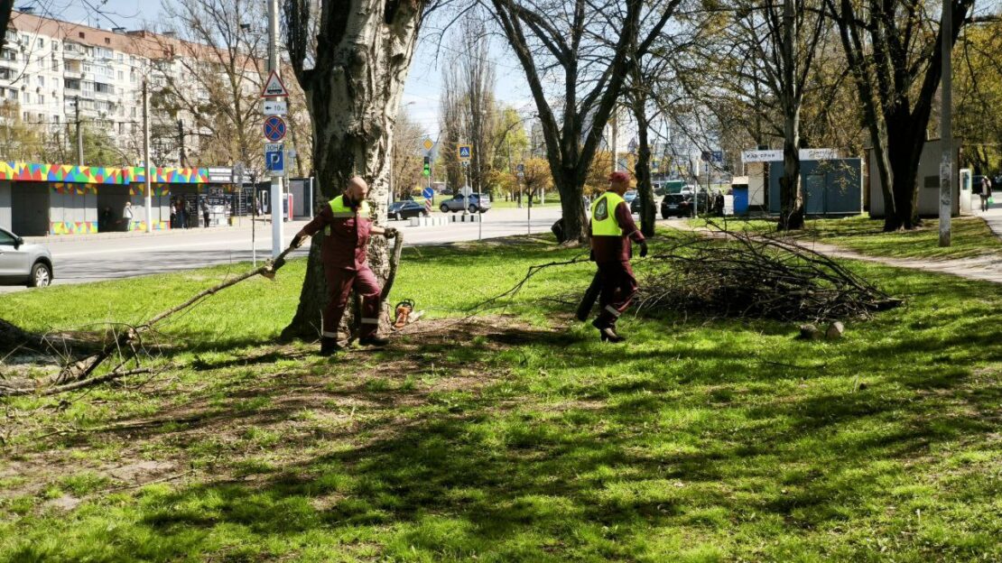 На Салтівці перевірили санітарний стан прибудинкових територій (фото)