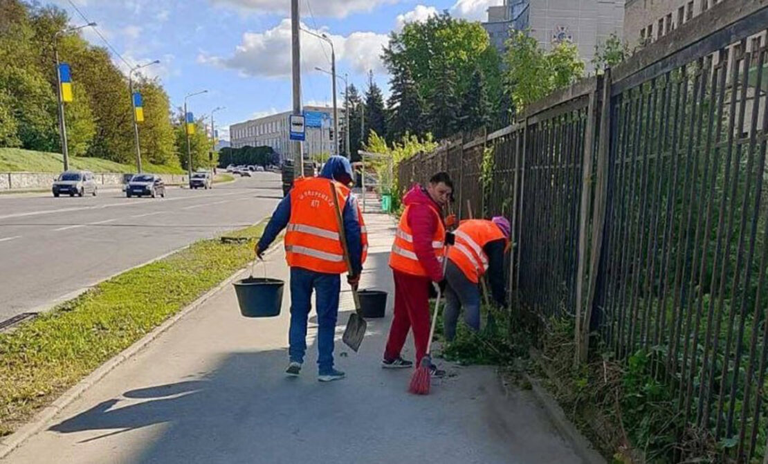 На вулицях Харкова комунальники наводять лад