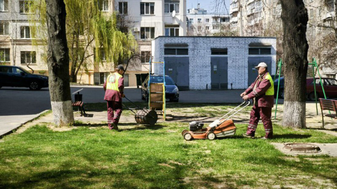 На Салтівці у Харкові облаштували декоративні клумби