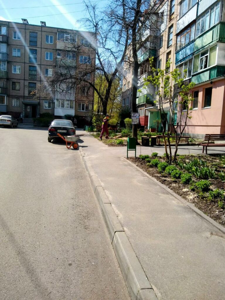 На Салтівці перевірили санітарний стан прибудинкових територій (фото)