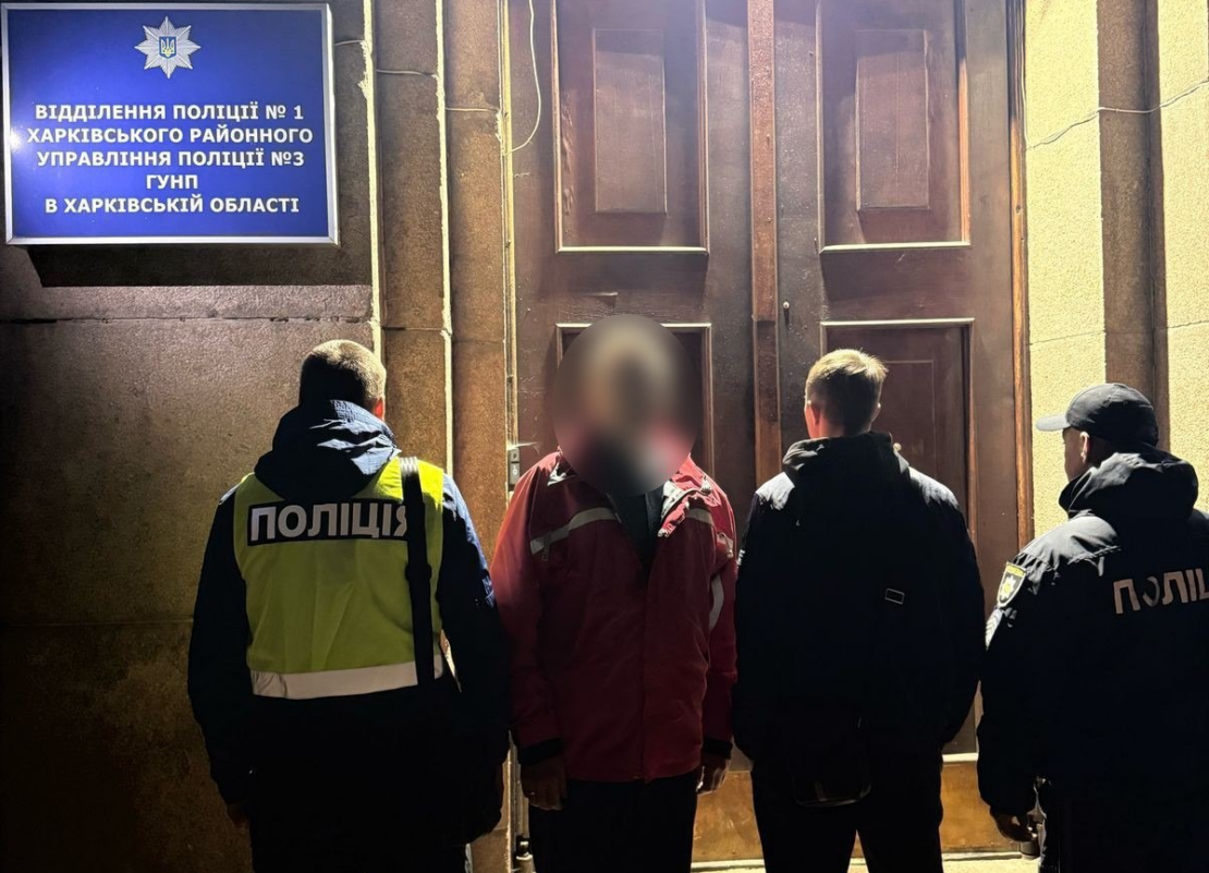 Прилюдно оголявся в електричці: поліцейські Харківщини затримали порушника