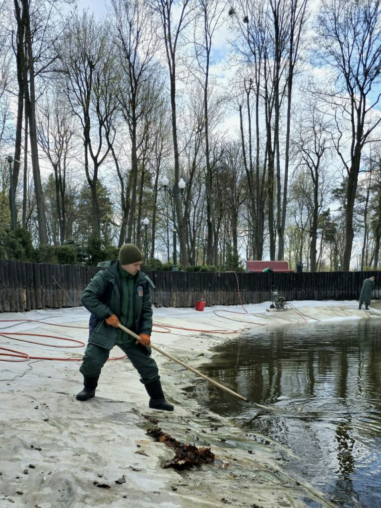 Озеро в Центральному парку Харкова готують до літа (фото)