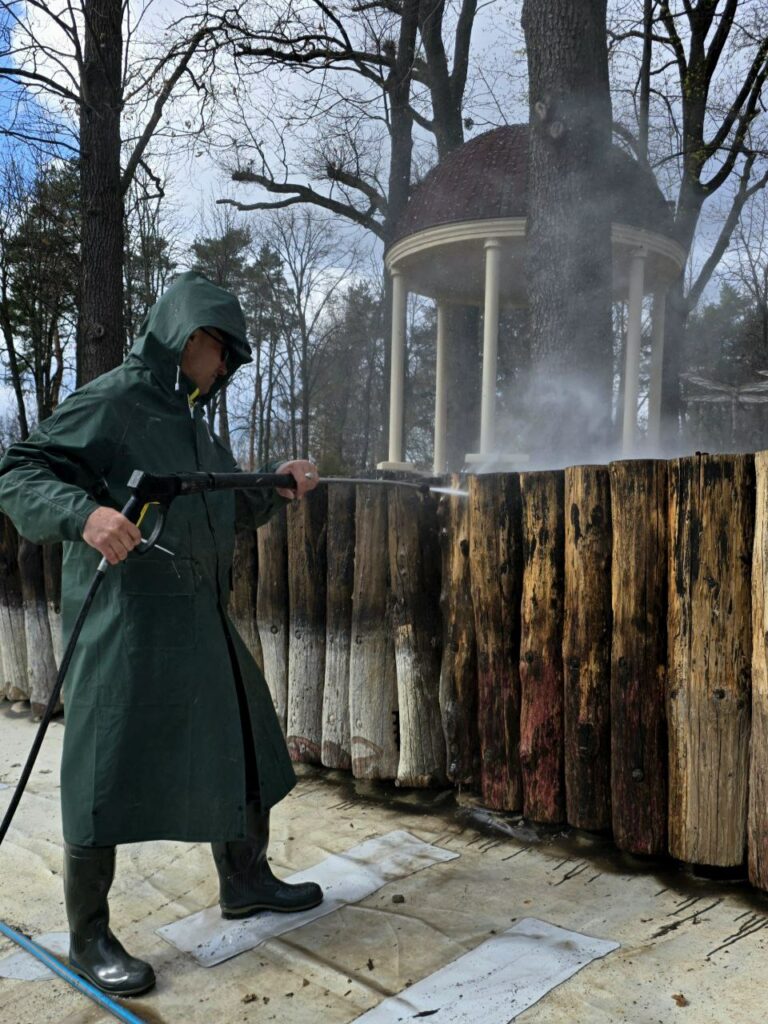 Озеро в Центральному парку Харкова готують до літа (фото)