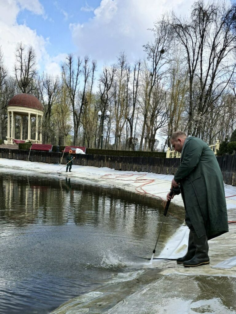 Озеро в Центральному парку Харкова готують до літа (фото)