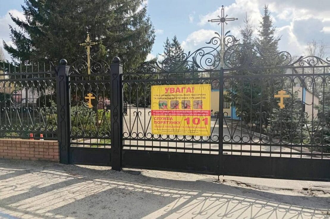 У Харкові перед Великоднем наводять лад на кладовищах