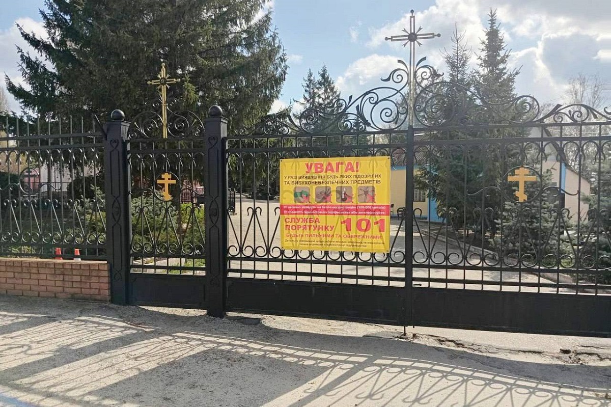 У Харкові перед Великоднем наводять лад на кладовищах