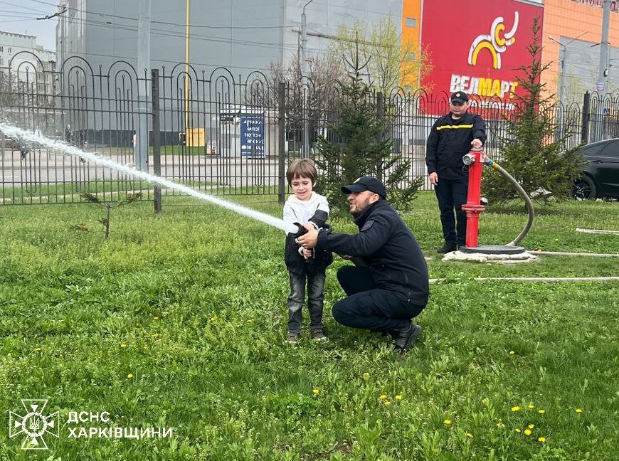 Маленькі харків’яни привітали вогнеборців з професійним святом (фото)