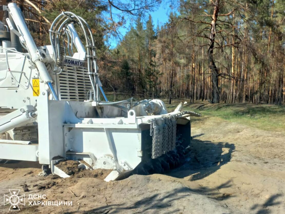 У Харківській області підірвалася машина розмінування Komatsu