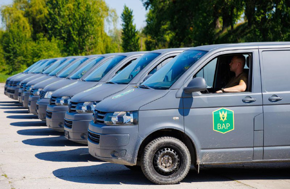 Захисникам Харківщини передали 15 мікроавтобусів